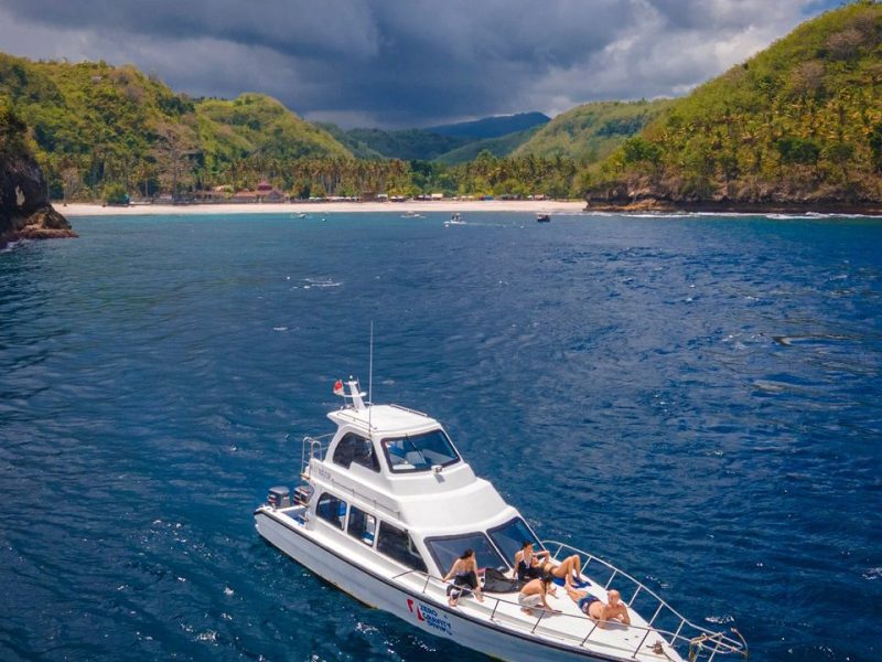 Skippered Yacht rental in Bali Learn to dive